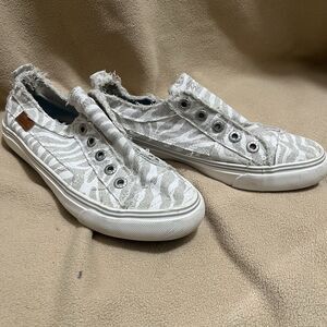 Blowfish Malibu Play Off White Zebra Print Linen Woman’s Slip On Sneakers Sz8.5‎